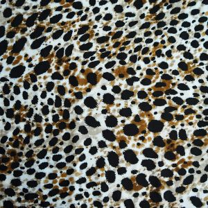 Leichter, weich fliessender Viskose - Modal Stoff in ecru mit Animalprint-Musterung in schwarz und rehbraun; für Blusen, Tunikas oder Kleider.