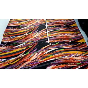 Detailansicht: Badelycra Panel Federn schwarz-bunt (50x150cm). Nahaufnahme des Feder-Motivs mit leuchtendem Rot, Orange und Violett.