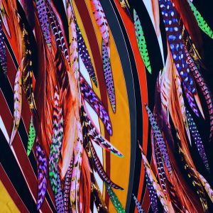 Badelycra Panel Federn schwarz-bunt (50x150cm). Hochelastischer Stoff mit auffälligem Feder-Design für Bademode & Kürkleider.