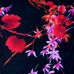 Badelycra Stoff schwarz mit grossen Blumen- und Blattmotiven in Rot, Orange und Violett. Super Stretch Lycra für Badeanzüge.