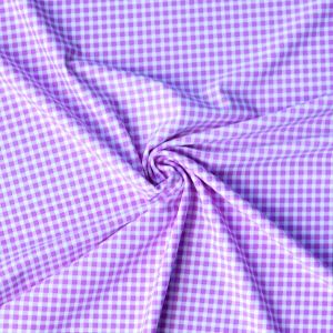 Nahaufnahme von Badelycra in Hellviolett mit sehr kleinem, feinem Karomuster (Vichy-Look). Elastischer Badeanzugstoff für Bikini und Tankini.