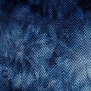 Weicher, bielastischer, schwerer Punta di Roma Stoff in blau-batik mit Zickzack-Struktur. Der Stoff ist perfekt für Damenbekleidung für den Winter: für Kleider mit ausgestelltem Rock, Tunikas; usw.