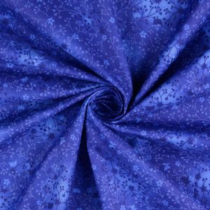Nahaufnahme: Baumwollstoff Rankenmuster blau, hochwertiger Digitaldruck. Glatte Popeline für Patchwork & Mode – 100% Baumwolle von spitzentraum.ch.