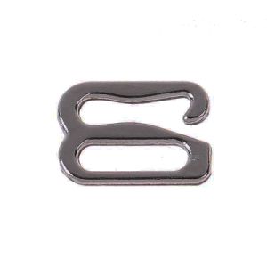 Nahaufnahme von alteisenfarbigem BH-Haken (G-Hook), 10mm Durchlass. Metallhaken für BH-Träger, stabil & strapazierfähig. Essentiell fürs BH-Nähen.