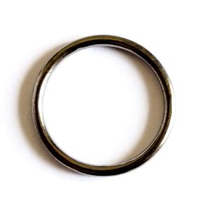 Ein einzelner alteisen Metall-BH-Ring für 12mm breiten BH-Träger. Das Bild fokussiert den 12mm-Durchlass und die stabile Qualität des Rings.