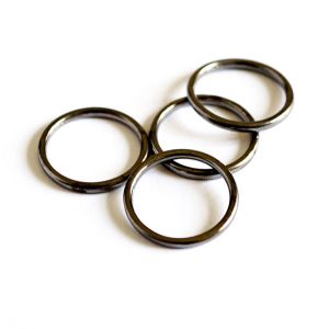 Vier glänzende, alteisen Metall-BH-Ringe sind lose gestapelt. Das Nahaufnahme-Foto betont die hochwertige Verarbeitung und Stabilität dieser 14mm-Ringe.