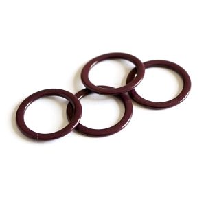 Vier glänzende, auberginefarbige Metall-BH-Ringe sind lose gestapelt. Das Nahaufnahme-Foto betont die hochwertige Verarbeitung und Stabilität dieser 12mm-Ringe.