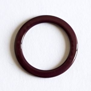 Ein einzelner auberginefarbiger Metall-BH-Ring für 12mm breiten BH-Träger. Das Bild fokussiert den 12mm-Durchlass und die stabile Qualität des Rings.
