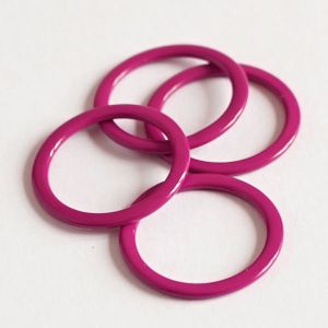 Vier glänzende, fuchsia Metall-BH-Ringe sind lose gestapelt. Das Nahaufnahme-Foto betont die hochwertige Verarbeitung und Stabilität dieser 8mm-Ringe.
