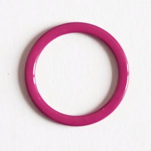 Ein einzelner fuchisa Metall-BH-Ring für 8mm breiten BH-Träger. Das Bild fokussiert den 8mm-Durchlass und die stabile Qualität des Rings.