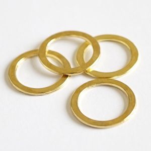Vier glänzende, goldfarbige Metall-BH-Ringe sind lose gestapelt. Das Nahaufnahme-Foto betont die hochwertige Verarbeitung und Stabilität dieser 10mm-Ringe.