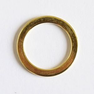 Ein einzelner goldfarbiger Metall-BH-Ring für 10mm breiten BH-Träger. Das Bild fokussiert den 10mm-Durchlass und die stabile Qualität des Rings.