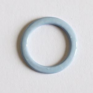 Ein einzelner hellblauer Metall-BH-Ring für 9mm breiten BH-Träger. Das Bild fokussiert den 9mm-Durchlass und die stabile Qualität des Rings.