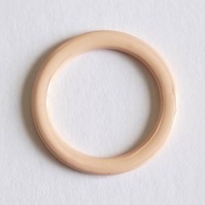 Ein einzelner helle hautfarbiger Metall-BH-Ring für 12mm breiten BH-Träger. Das Bild fokussiert den 12mm-Durchlass und die stabile Qualität des Rings.