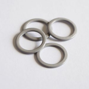 Vier glänzende, hellgraue Metall-BH-Ringe sind lose gestapelt. Das Nahaufnahme-Foto betont die hochwertige Verarbeitung und Stabilität dieser 12mm-Ringe.