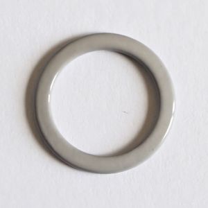 Ein einzelner hellgrauer Metall-BH-Ring für 12mm breiten BH-Träger. Das Bild fokussiert den 12mm-Durchlass und die stabile Qualität des Rings.