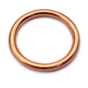 Ein einzelner rosegoldfarbiger Metall-BH-Ring für 8mm breiten BH-Träger. Das Bild fokussiert den 8mm-Durchlass und die stabile Qualität des Rings.