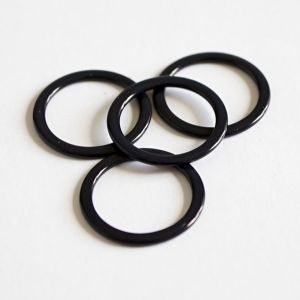 Vier glänzende, mitternachtsblaue Metall-BH-Ringe sind lose gestapelt. Das Nahaufnahme-Foto betont die hochwertige Verarbeitung und Stabilität dieser 12mm-Ringe.