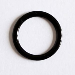 Ein einzelner schwarzer Metall-BH-Ring für 14mm breiten BH-Träger. Das Bild fokussiert den 14mm-Durchlass und die stabile Qualität des Rings.