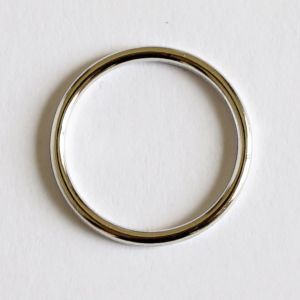 Ein einzelner silber Metall-BH-Ring für 16mm breiten BH-Träger. Das Bild fokussiert den 16mm-Durchlass und die stabile Qualität des Rings.