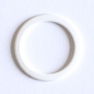 Ein einzelner weisser Metall-BH-Ring für 8mm breiten BH-Träger. Das Bild fokussiert den 8mm-Durchlass und die stabile Qualität des Rings.
