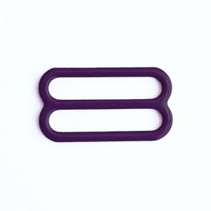 Nahaufnahme eines einzelnen auberginefarbigen 8er-Schiebers aus Metall. Der BH-Versteller hat einen Durchlass von 10mm und eine glatte Pulverbeschichtung.