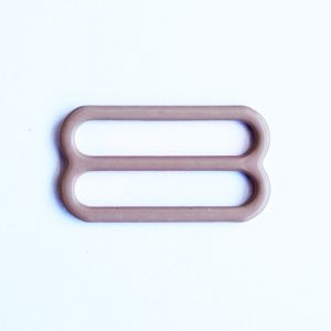 Nahaufnahme eines einzelnen hautfarbigen 8er-Schiebers aus Metall. Der BH-Versteller hat einen Durchlass von 19mm und eine glatte Pulverbeschichtung.