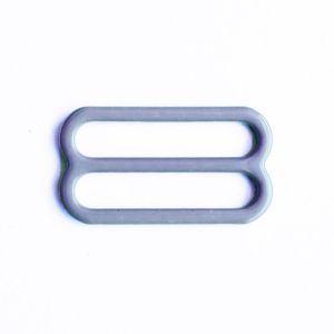 Nahaufnahme eines einzelnen hellblauen 8er-Schiebers aus Metall. Der BH-Versteller hat einen Durchlass von 15mm und eine glatte Pulverbeschichtung.