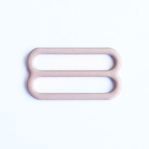 Nahaufnahme eines einzelnen helle hautfarbenen 8er-Schiebers aus Metall. Der BH-Versteller hat einen Durchlass von 10mm und eine glatte Pulverbeschichtung.