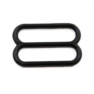 Nahaufnahme eines einzelnen schwarzen 8er-Schiebers aus Metall. Der BH-Versteller hat einen Durchlass von 22mm und eine glatte Pulverbeschichtung.