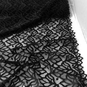 Elegante, schwarze Spitze mit einem floral-abstrakten Muster. Ideal für stilvolle Akzente und feminine Designs. Perfekt für Kleider, Röcke oder als edle Bordüre.