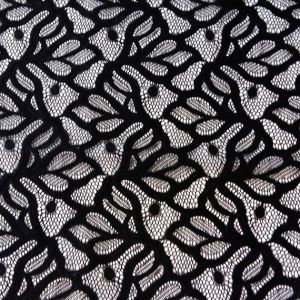 Elegante, schwarze Spitze mit einem floral-abstrakten Muster. Ideal für stilvolle Akzente und feminine Designs. Perfekt für Kleider, Röcke oder als edle Bordüre.