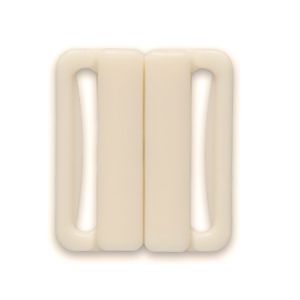 Detailaufnahme eines Bikiniverschlusses in ecru aus Kunststoff. Der 24mm breite Durchlass und das Noppensystem für sicheren Halt sind gut erkennbar.