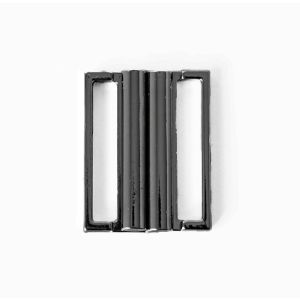 Nahaufnahme: Metallener Bikiniverschluss in Alteisen (dunkelgrau metallic). Deutlich sichtbar: 25mm Durchlass und das Noppensystem für festen Halt.