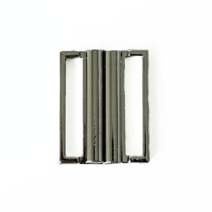Nahaufnahme: Metallener Bikiniverschluss in silber (silberfarbig beschichtet). Deutlich sichtbar: 14mm Durchlass und das Noppensystem für festen Halt.