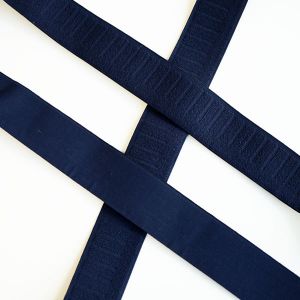 Spezielles Einfassgummiband für den Bund von Hosen und Unterhosen, für Bustiers - mit einer Gabelung an einer Kante. Die fertige Breite ist 3cm.