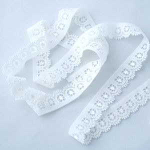 Weiches, längselastisches, schmales Spitzenband in ivory mit einer Bogenkante und einer geraden Kante - für Bekleidung, Unterwäsche und Deko - in 5m-Budgetpackung
