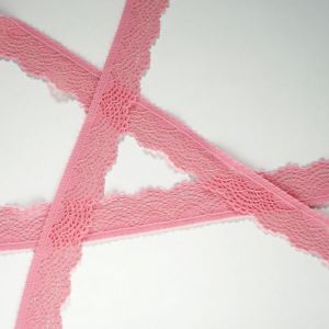 Spitze in kräftigem Rosa, 26 mm breit, mit Bogen- und gerader Kante, matt und elastisch – perfekt für Kleidung, Lingerie und kreative Anwendungen.