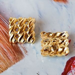 Quadratischer geflochtener Gold-Knopf, 23mm, mit glänzender Metallic-Oberfläche. Leicht gebogene Form, Ansicht von Vorder- und Rückseite mit stabiler Öse.