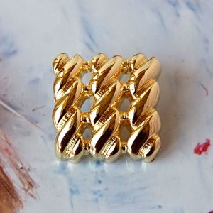 Detaillierte Ansicht: Quadratischer geflochtener Gold-Knopf (23mm) aus Kunststoff mit hochglänzender, durchbrochener Flechtstruktur. Hochwertiger Ösenknopf für Mäntel.