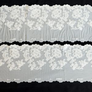 Zwei gegengleiche, elastische Tüllstickerei-Spitzen in ivory - 14cm breit