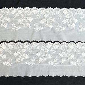 Zwei gegengleiche, elastische Tüllstickerei-Spitzen in ecru - 12cm breit