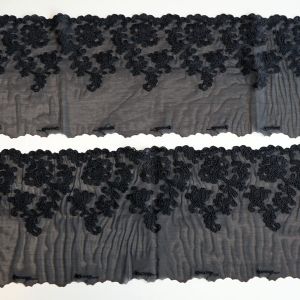 Zwei gegengleiche, elastische Tüllstickerei-Spitzen in schwarz - 17cm breit