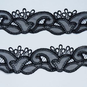 Zwei gegengleiche Tüllstickerei-Spitzen in schwarz - 4.5cm breit