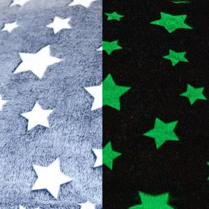 Flauschig weicher, warmer Plüsch Stoff in hellgrau mit weissen Sternmuster. Die Sternchen fluoreszieren im Dunkeln. Perfekt für warme Decken, Kinder-Plüschjacken; usw.