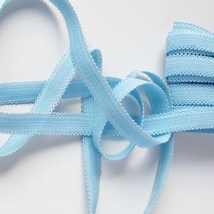 Gummiband mit zwei Schmuckkanten in hellblau - 10mm breit.