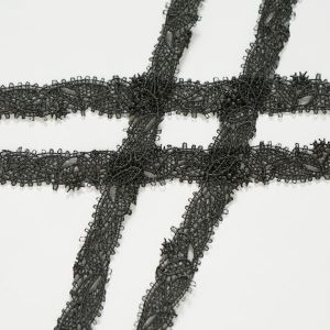 Dunkelgraue Guipure Spitze, 22 mm breit, zart & halbtransparent, mit zwei unregelmässigen Bogenkanten, 3 m-Rolle – hochwertig & dekorativ.