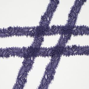 Violette Guipure Spitze, 22 mm breit, zart & halbtransparent, mit zwei unregelmässigen Bogenkanten, 3 m-Rolle – hochwertig & dekorativ.