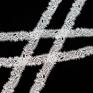 Weisse Guipure Spitze, 22 mm breit, zart & halbtransparent, mit zwei unregelmässigen Bogenkanten, 3 m-Rolle – hochwertig & dekorativ.