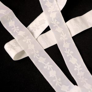 Gummi mit Blumen in ivory, 25mm breit zum Unterwäsche & Bekleidung nähen